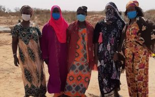 Training women in agroecological practices and helping them to build a vegetable garden.