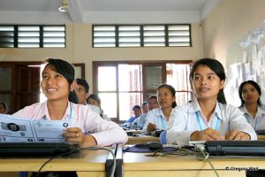 Une classe de filles équipées d'ordinateurs portables