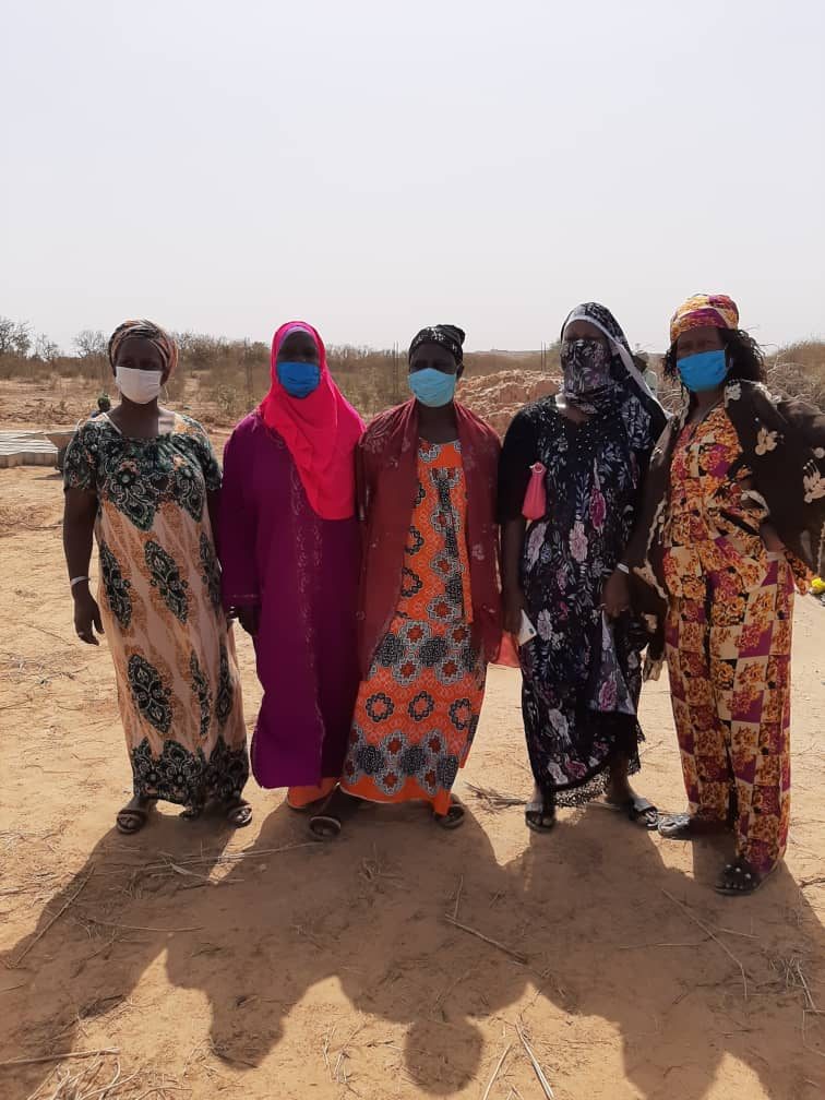 Training women in agroecological practices and helping them to build a vegetable garden.