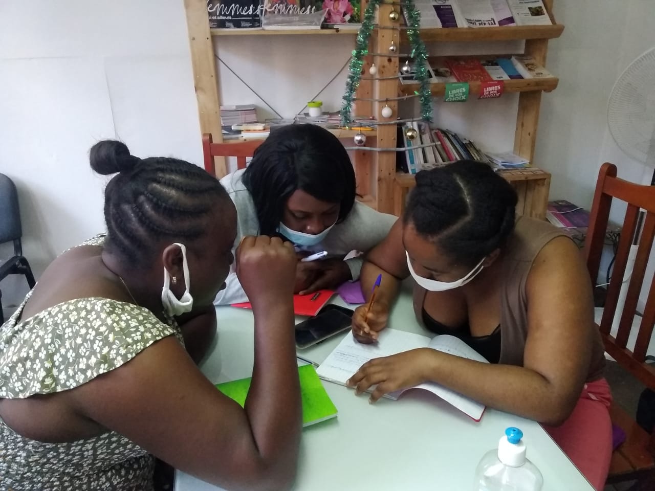 Permettre à des femmes en situation de prostitution de se réinsérer professionnellement grâce à une activité de confection de serviettes hygiéniques et de couches lavables