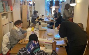 Offrir des ateliers de couture et réparation aux femmes précaires pour l’insertion professionnelle et la préservation des textiles.
