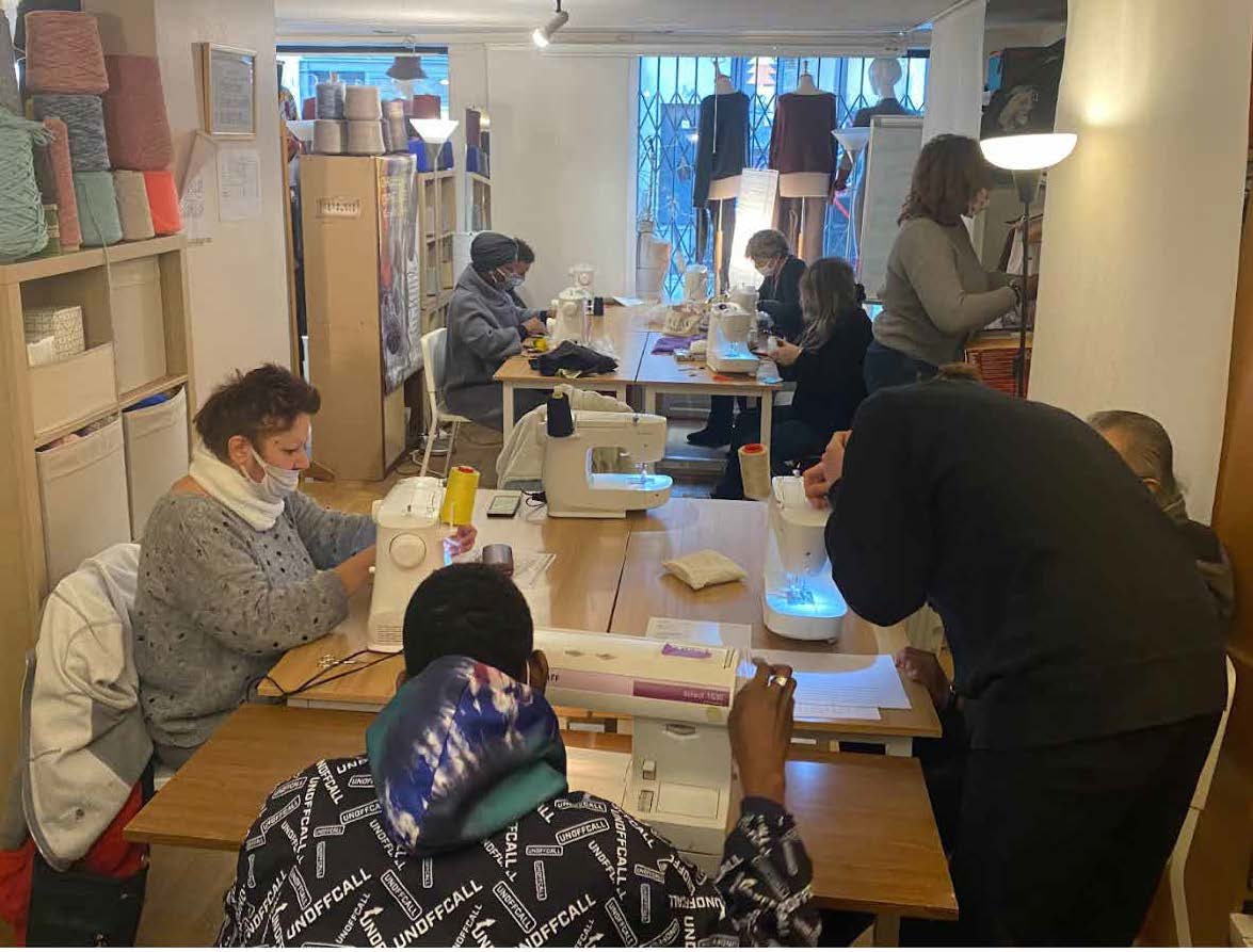 Offrir des ateliers de couture et réparation aux femmes précaires pour l’insertion professionnelle et la préservation des textiles.
