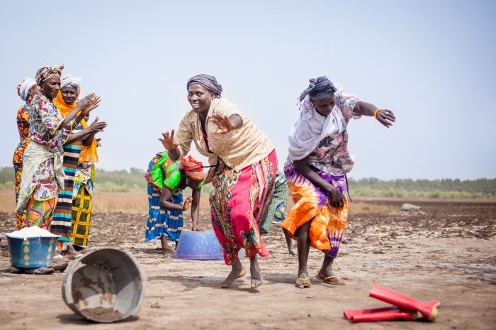 Former les productrices de sel à la saliculture solaire, technique plus respectueuse de l’environnement