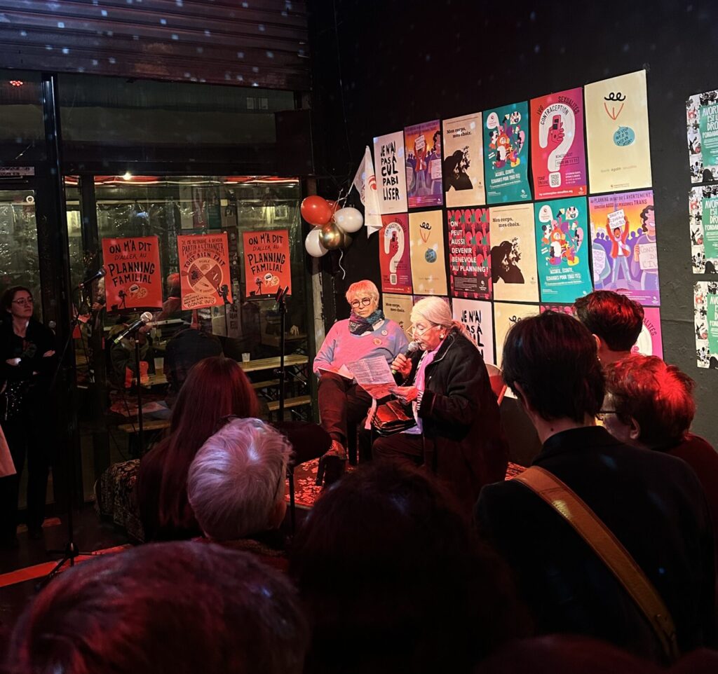 Josy tenant le micro aux cotés de sa collègue membre du MLAC.