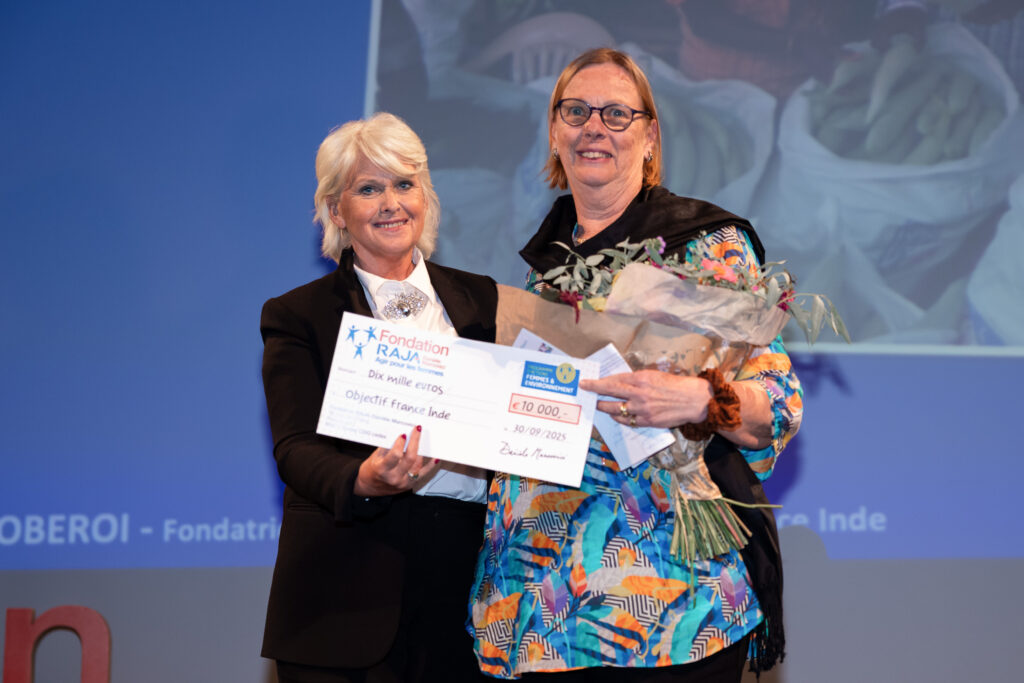 Remise du Prix Coup de Cœur RAJA à Delphine Oberoi par Isabelle Rome.