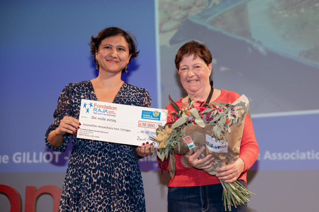 Remise du prix du public à Monique Gilliot par Delphine O.
