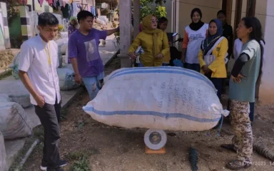 Creating a local plastic waste collection value chain led by women