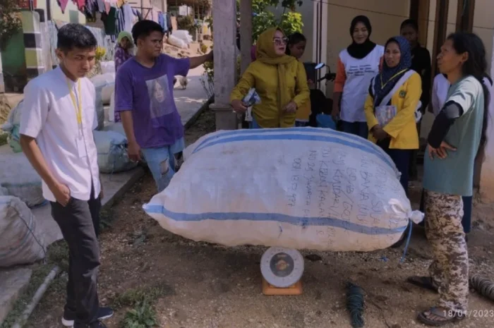 Creating a local plastic waste collection value chain led by women