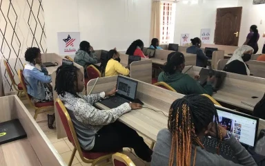 Promoting the economic autonomy of refugee women in Kakuma through digital skills and freelancing